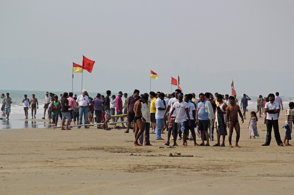 Скопление индусов на пляже у деревни Кольва.