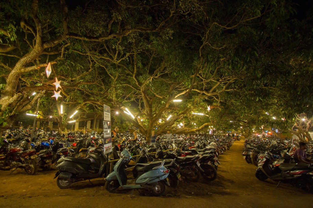 Ночной базар в Панаджи. Пробка сюда растягивается на часы. На фото лишь парковка скутеров, машин приезжает еще больше.