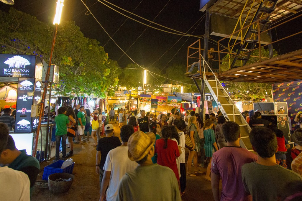 По этой фотографии можно слегка оценить масштабы ночного базара.