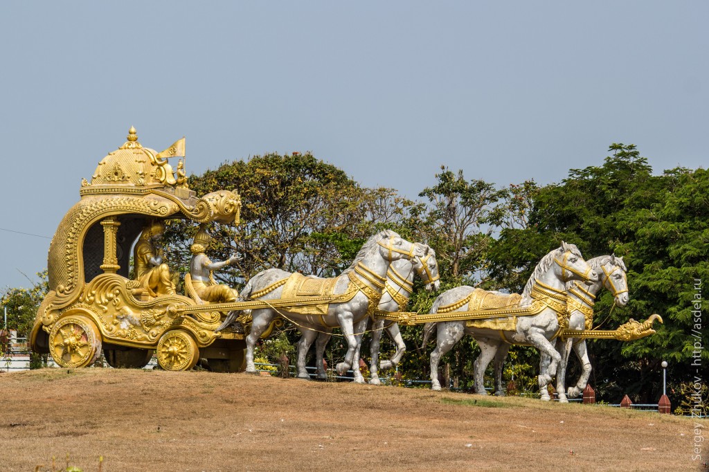 На территории комплекса есть золотая колесница с богом Кришной и лошадьми, с ездовым животным бога Шивы-бычком Нанди и солнцем.