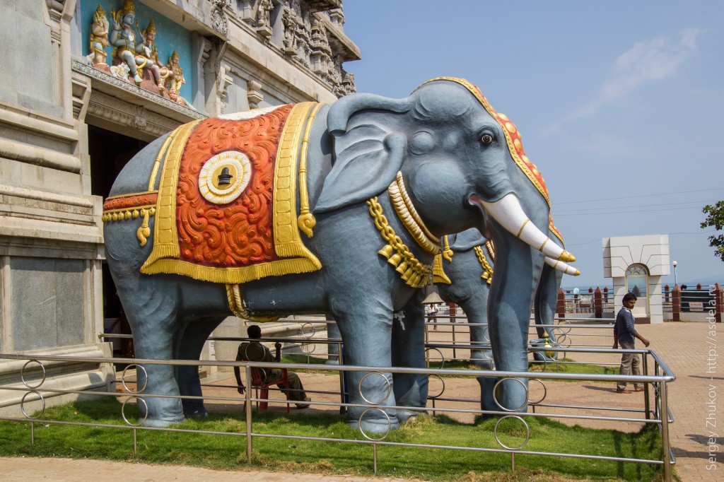 У входа в 18-этажную арку стоят две статуи слонов в натуральную величину.