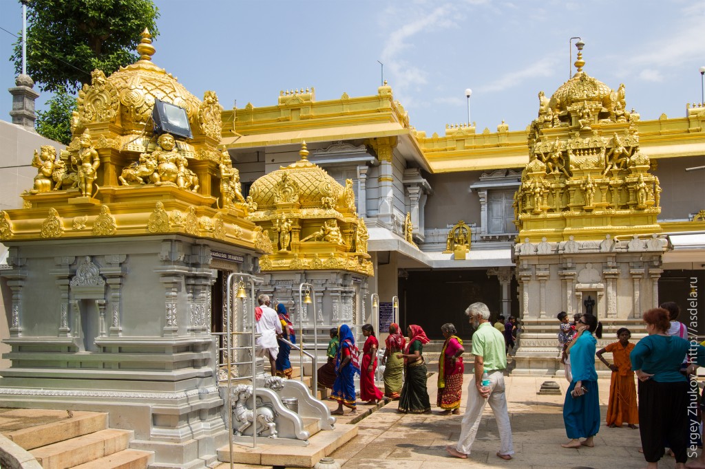 В Мурдешваре построен целый комплекс храмов. Главным из которых является одноимённый храм Мурдешвар, построенный ещё в XVI веке во времена Виджаянагарской империи и реконструированный.