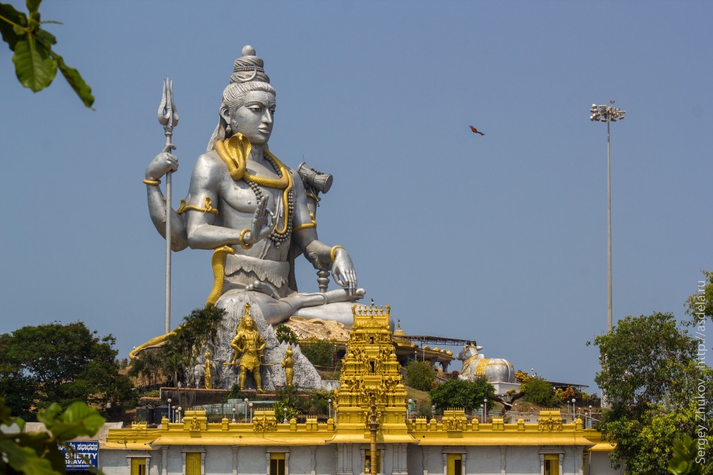 Самое впечатляющее сооружение — это 184 метровая статуя Шиве, которая стоит на холме прямо над морем.