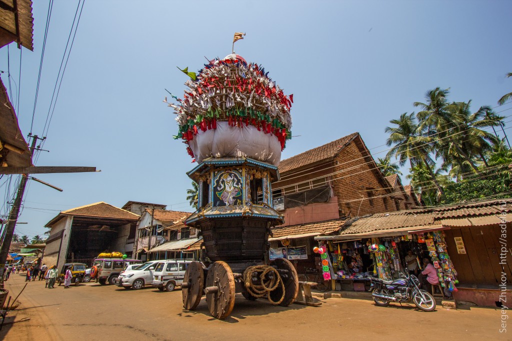 Храмы Гокарны отличаются от Мурдешвара своей стариной. Две колесницы, сделанные из дерева также являются своеобразными храмами. На праздники толпы паломников садят на колесницы богов и обвозят их несколько раз вокруг храма.