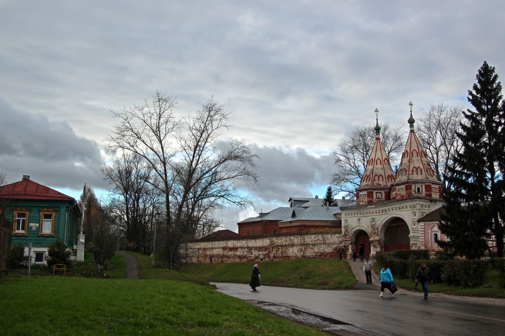 Двухшатровые Святые ворота Ризоположенского монастыря Суздаля.