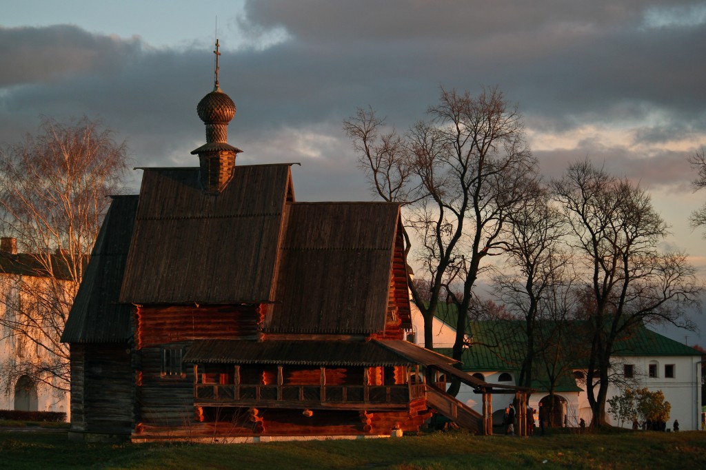 Никольская деревянная церковь (Суздаль). Никольская церковь построена в 1766 году в селе Глотово, Юрьев-Польского района, 1960 году она была перевезена в Суздаль в качестве первого экспоната Музея деревянного зодчества.