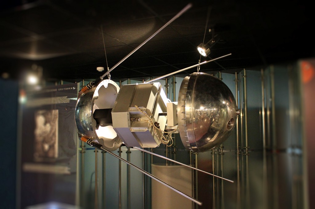 Первый искусственный спутник земли. Запущен 4 окт. 1957 года с Байконура. Просуществовал 92 суток, совершив около 1400 оборотов вокруг Земли. Масса 83,6 кг.
