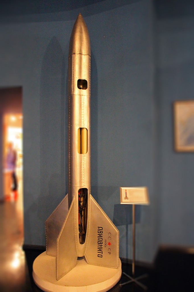 Первая советская экспериментальная стратосферная ракета "Авиавнито". Разработана в РНИИ в 1935-37 гг. Ракета поднялась на высоту 3000 метров 15 августа 1937 года. Стартовая масса 100 кг. Длина 3220 мм.