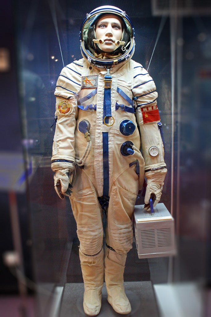 Спасательный скафандр "Сокол-К" космонавта В. Н. Кубасова для полета на "Союзе". 1973-81 гг. В руках у космонавта переносная вентиляционная установка, предназначена для вентиляции скафандра во время пути к стартовой позиции.