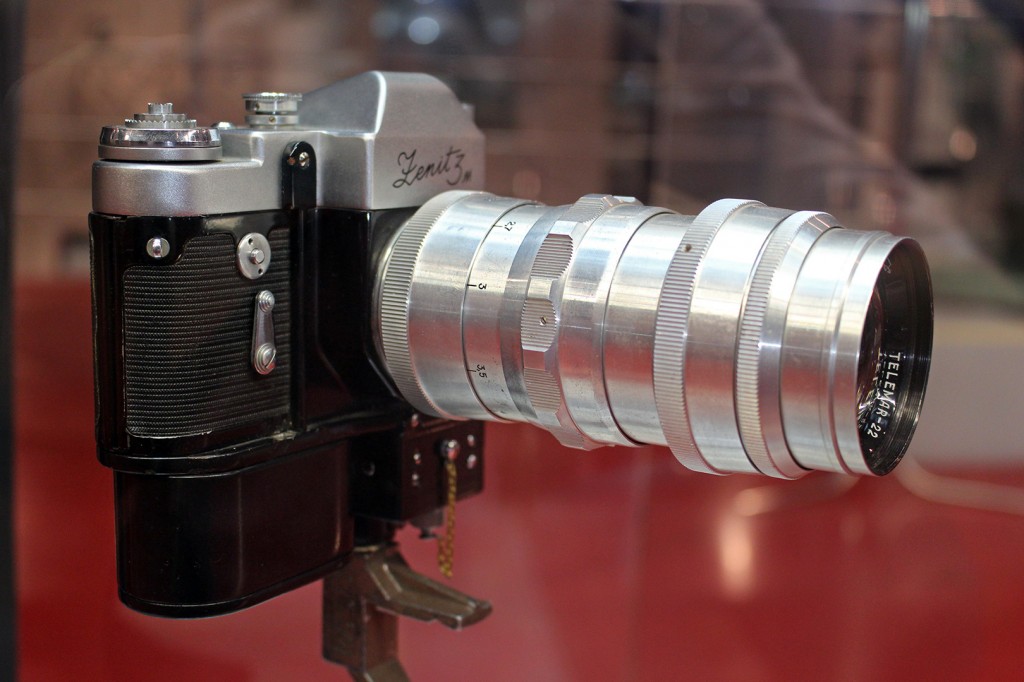 Фотоаппарат "Зенит 3 М". Этим фотоаппаратом во время полета на космическом корабле "Союз-11" и первой орбитальной станции "Салют" вел съемку космонавт В. И. Пацаев 30 июня 1971 года.