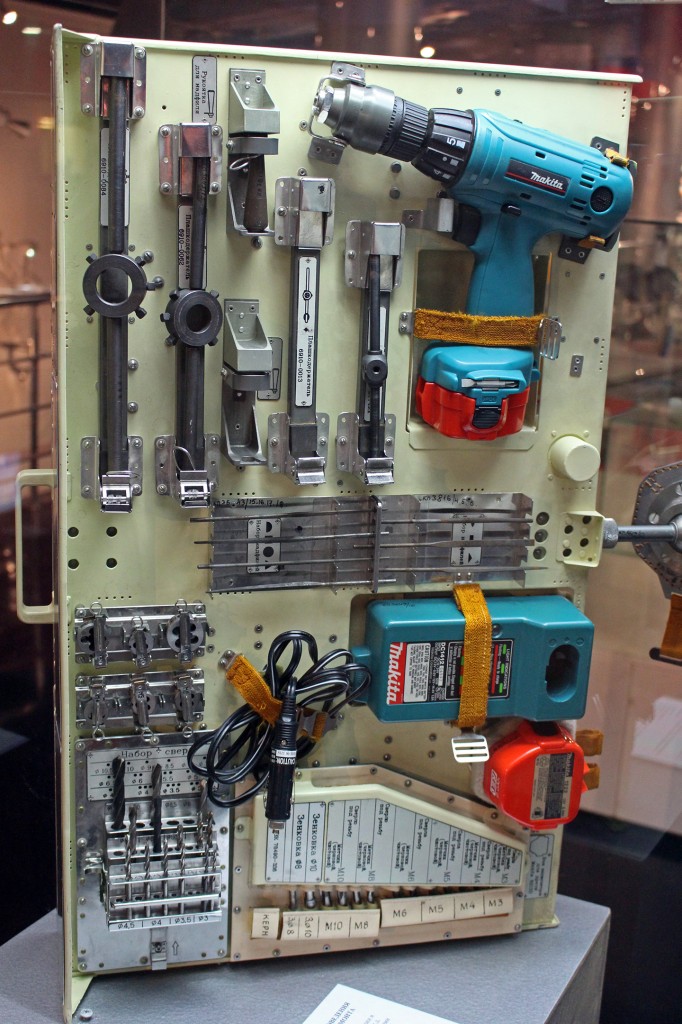 Панель с инструментами для проведения тех. обслуживания и ремонта на борту орбитальной станции. Порадовала Макита :)