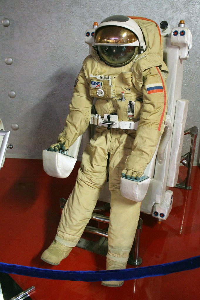 Средство для перемещения космонавта в открытом космосе (СПК). Представляет собой автономный космический аппарат с реактивной двигательной установкой, работающей на сжатом газе.