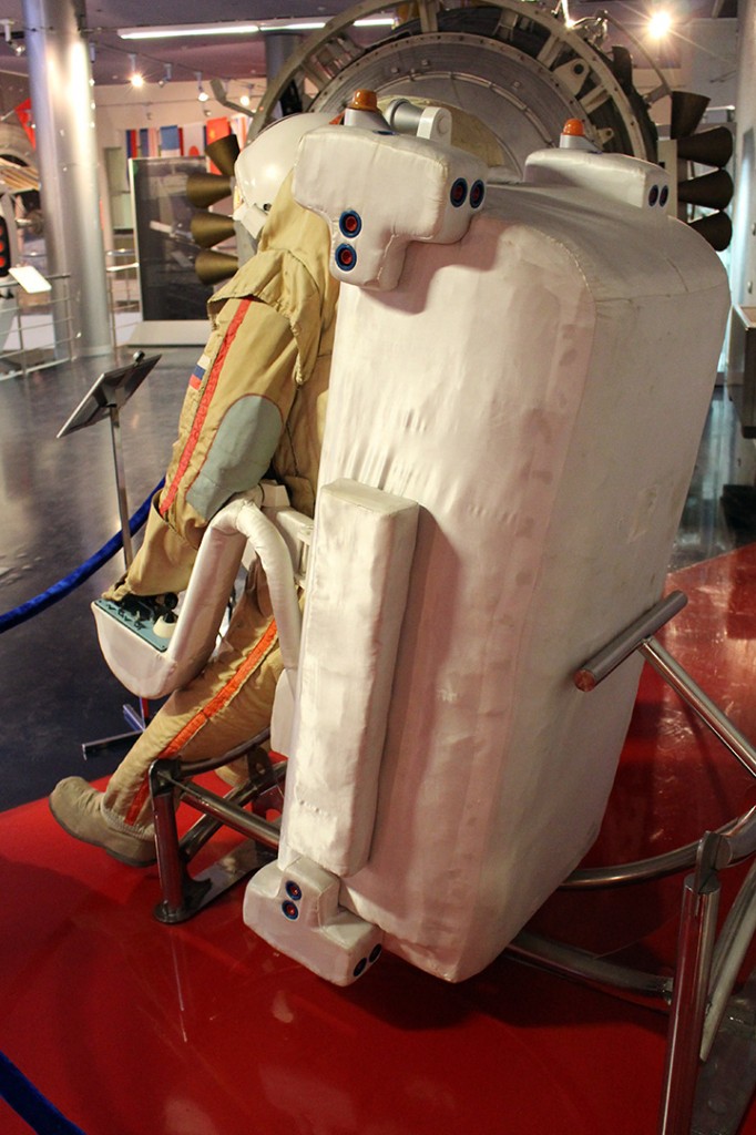 Первый выход в открытый космос с СПК из шлюзового отсека совершил А. А. Серебров в 1990 году, с отходом от поверхности станции на 33 м. Вес - 180 кг. Время автономной работы - 6 ч.