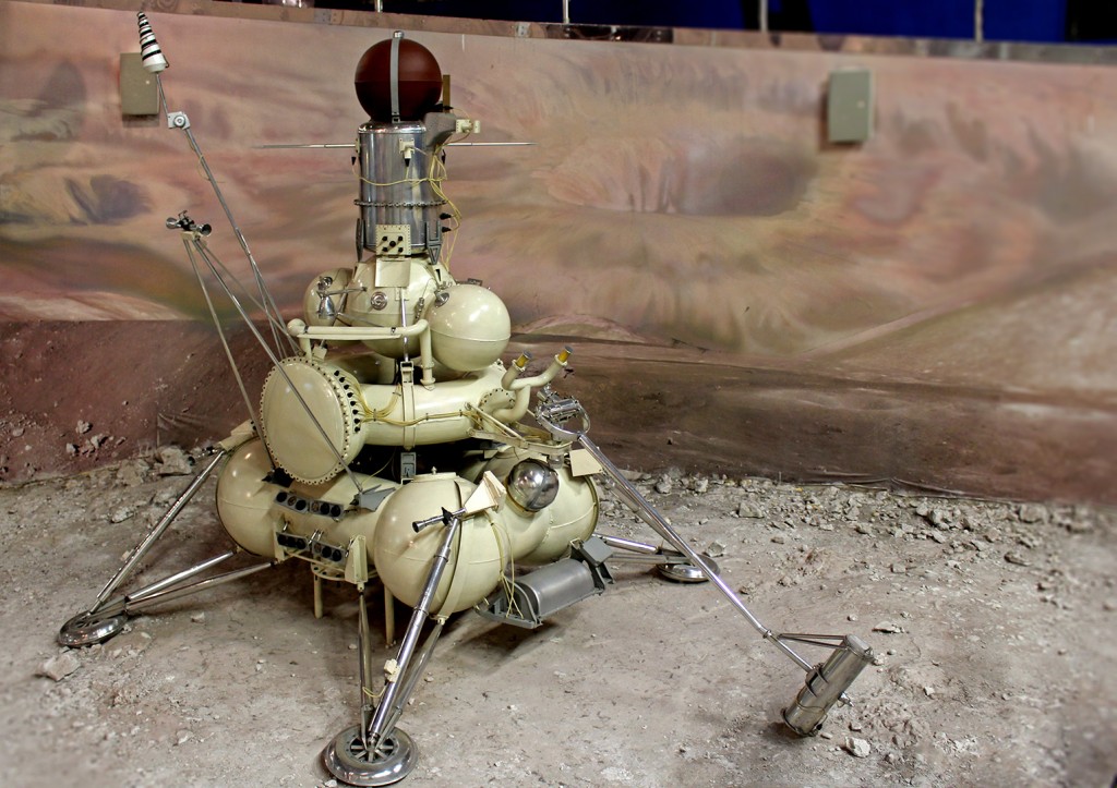 Автоматическая станция "Луна-17". В сентябре 1970 года совершила рейс Земля-Луна-Земля и впервые в мире доставила лунный грунт.