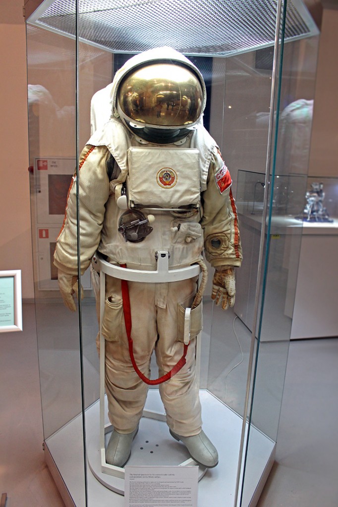Скафандр "Кречет" для работы космонавта-исследователя на лунной поверхности. Разработан на заводе "Звезда" во второй половине 1960-х гг. Автономное время работы в скафандре около 10 часов. Масса 106 кг.