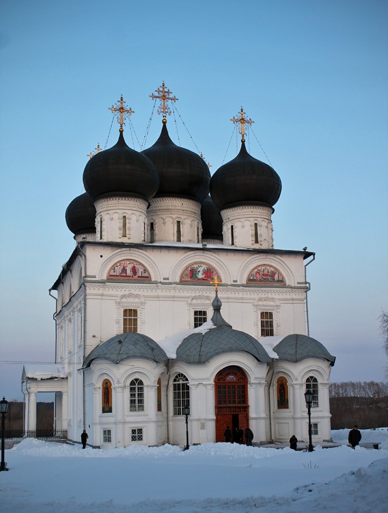 Собор Успения Пресвятой Богородицы - самый красивый храм Кирова (на мой взгляд), особенно внутри.