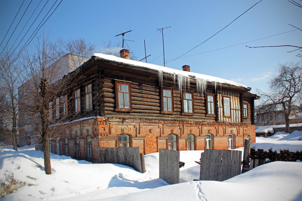 В Слободском много старых домов с каменным низом и деревянным верхом.