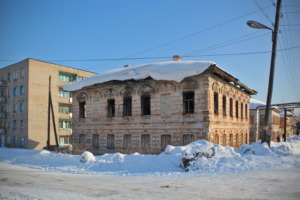 К сожалению в Слободском встречается довольно много заброшенных домов. Особо многострадальная улица Володарского.
