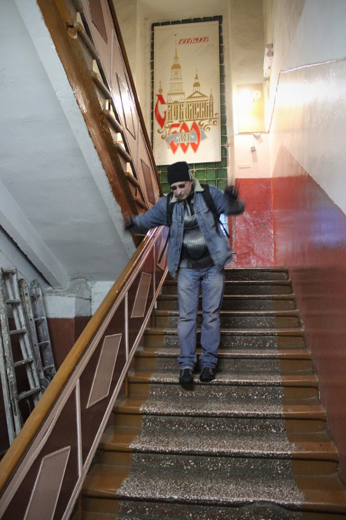 Дмитрий рассказывает, как он летел с этой лестницы и сломал ногу.