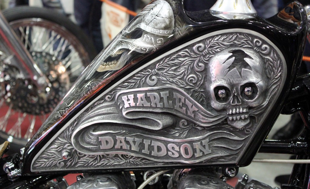 Череп на бензобаке "Harley Davidson"