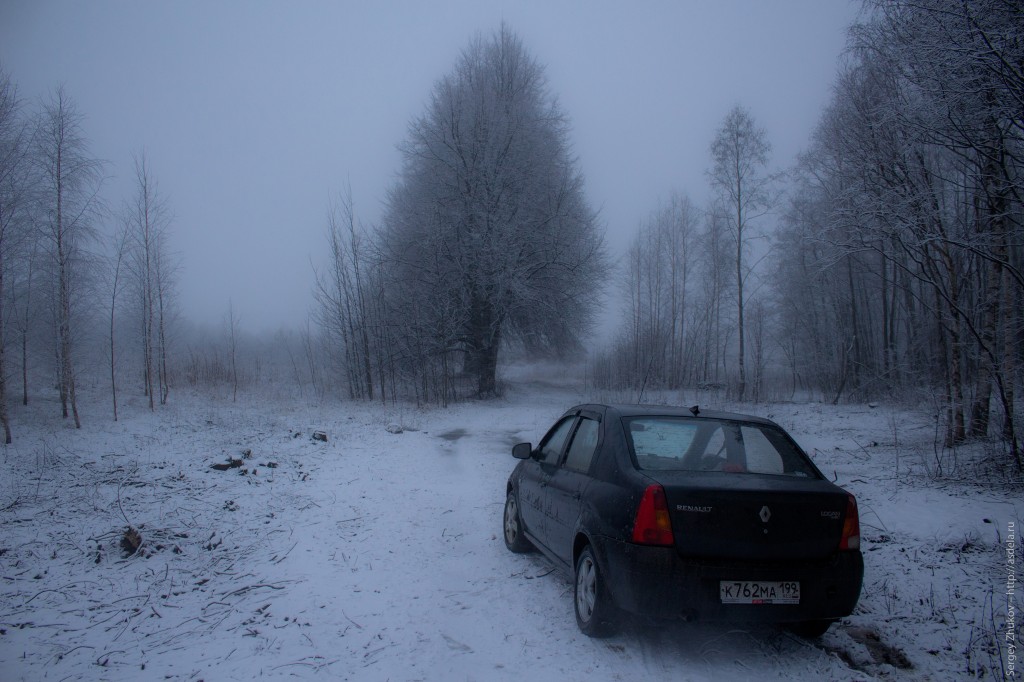 Выехали из Москвы в 1 ночи с 19 на 20 февраля, к 7:30 приехали к границе. После границы я еще минут тридцать порулил и начал отключаться. Туман и снег усыпляли еще больше. Пришлось остановиться и поспать.