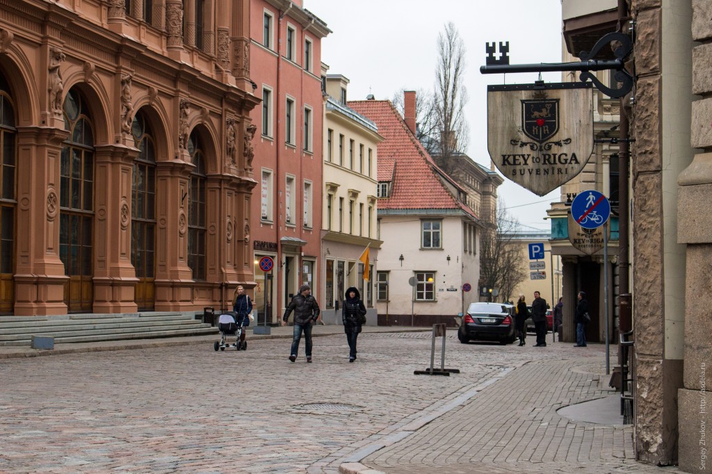 Наружная вывеска ресторана "Key to Riga", если вдруг кто-то искать будет, то видна она, когда стоишь на Домской площади спиной к собору.