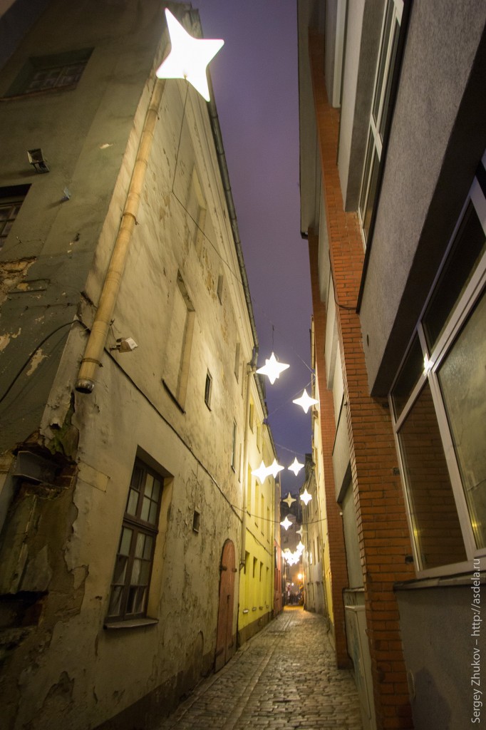 Самая узкая улочка Риги украшена звездами.