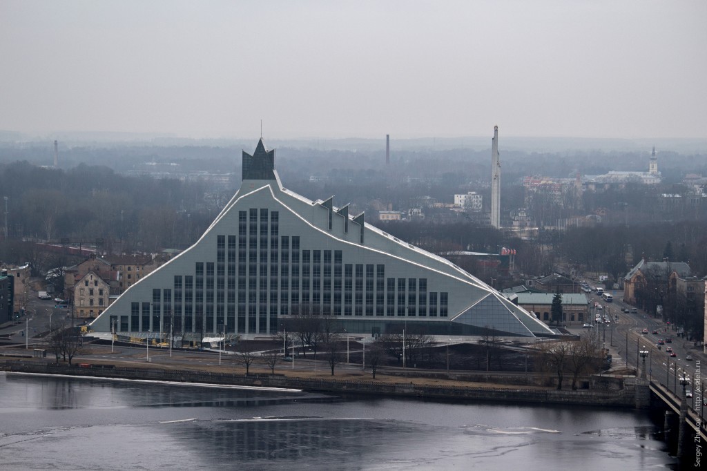 Это новое здание Латвийской Национальной библиотеки. Давно ничего страшнее не видел.
