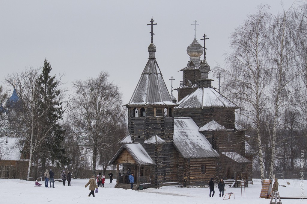 Воскресенская церковь (1776) привезена из села Патакино Камешковского района. Церковь ярусная «клетского» типа с восьмериком на четверике с невысокой восьмигранной крышей. Церковь построена «кораблём», т.е. все ее части - алтарь, основной объем, колокольня, западное крыльцо - вытянуты по одной оси. С запада примыкает трапезная и шатровая колокольня, сруб которой расширен у яруса звона. Церковь перевезена и установлена в 1969-1970 гг. 