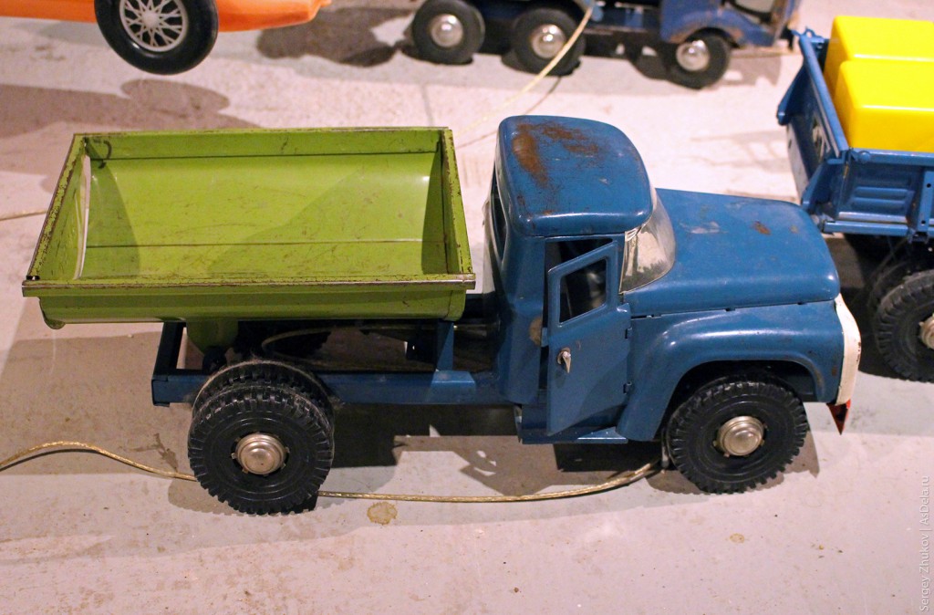 Игрушка-грузовик ЗИЛ с откидным кузовом советского производства.