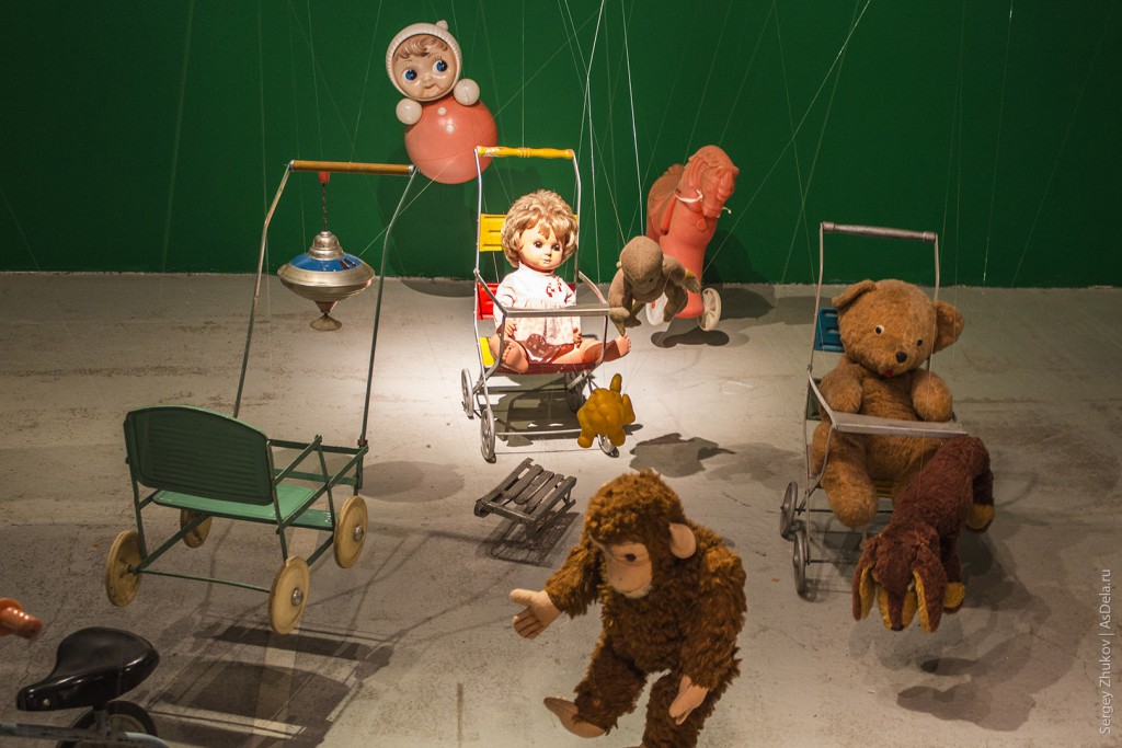 Трёхмерная инсталляция с советскими игрушками.