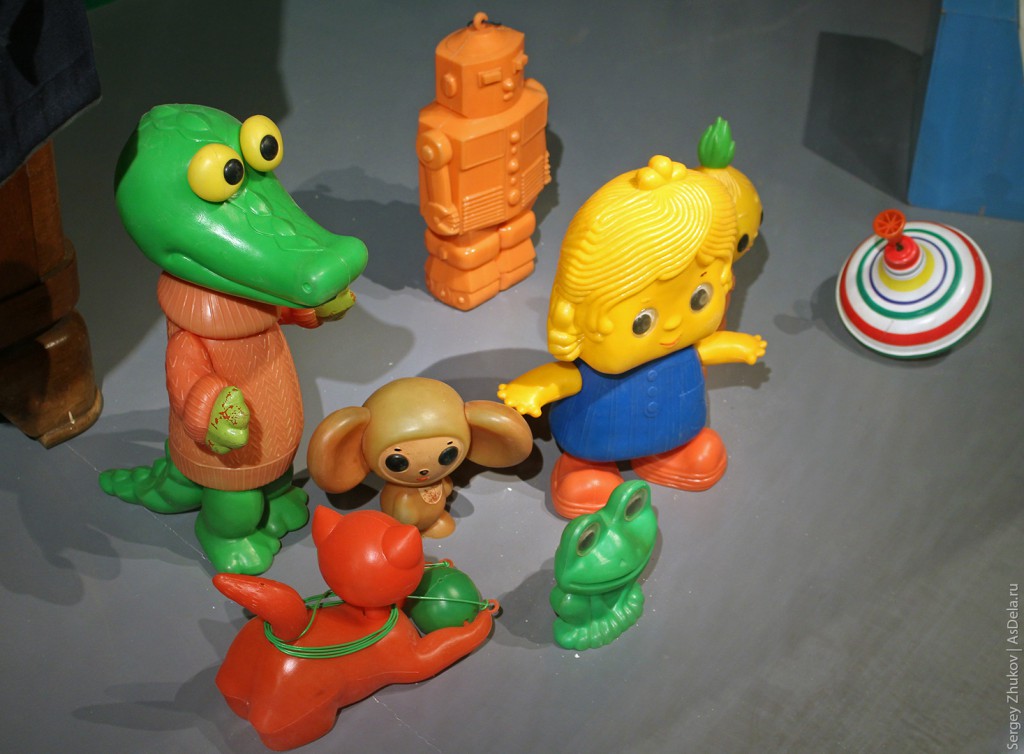 Набор пластиковых игрушек советского периода. Гена, Чебурашка, робот, лягушка, котенок.