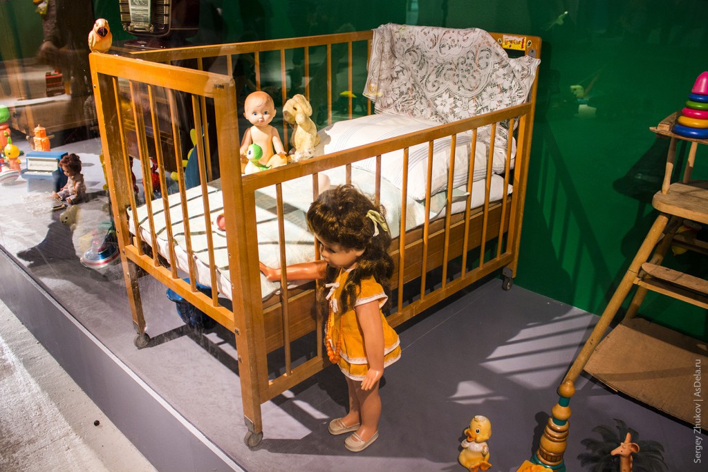 Советская детская кроватка и кукла.