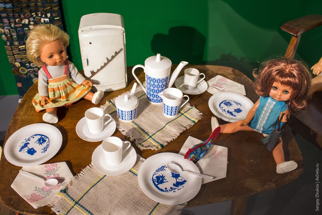 Детский сервиз и мини-холодильник "Москвич", а также две куклы распивающие выдуманный чай.