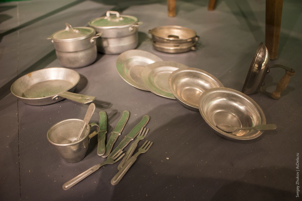 Игрушечные кухонные предметы (тарелки, кастрюли, вилки, ножи) и утюг советского производства.