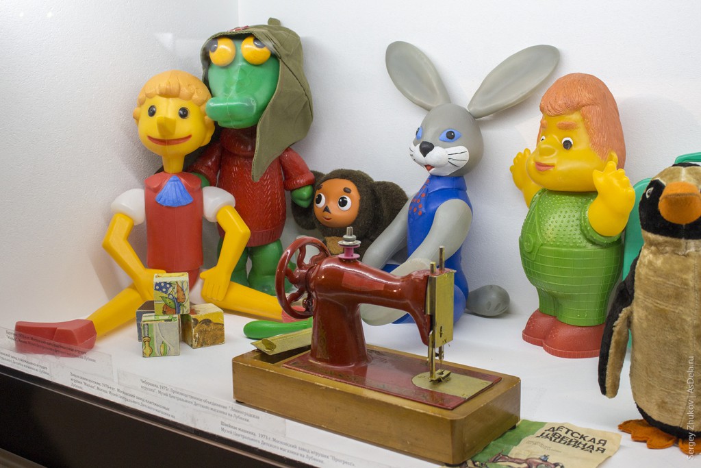 Еще немного игрушек из пластика: Буратино, крокодил, заяц, Карлосон. Кубики с картинками, чебурашка и маленькая швейная машинка.