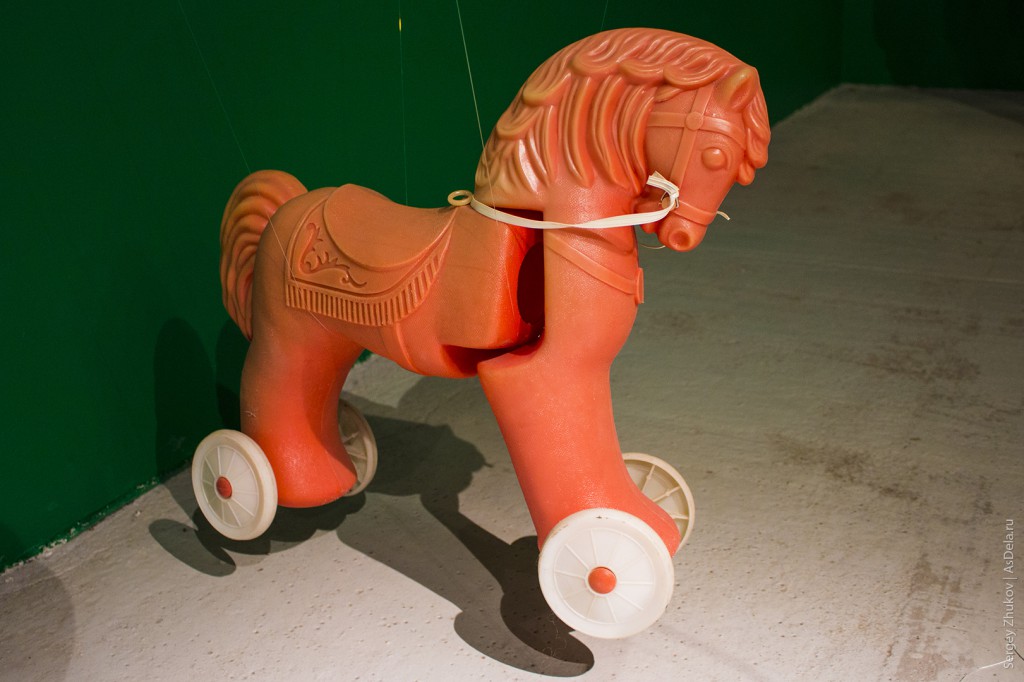 Красный пластиковый конь - советская игрушка.