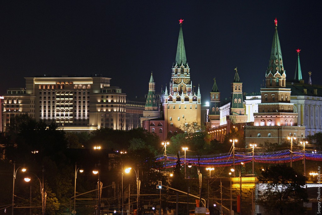 Гостиница "Москва" и башни Московского Кремля.