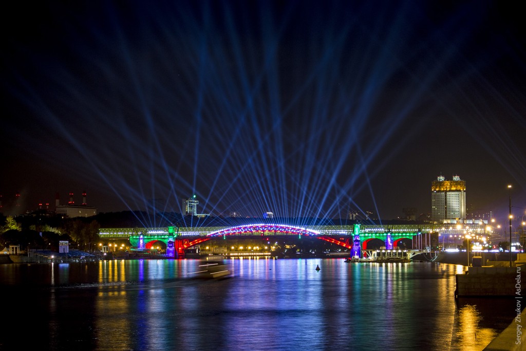 На пешеходном мосту на 1-й Фрунзенской к фестивалю также закрепили много светотехники и тестируют ее.