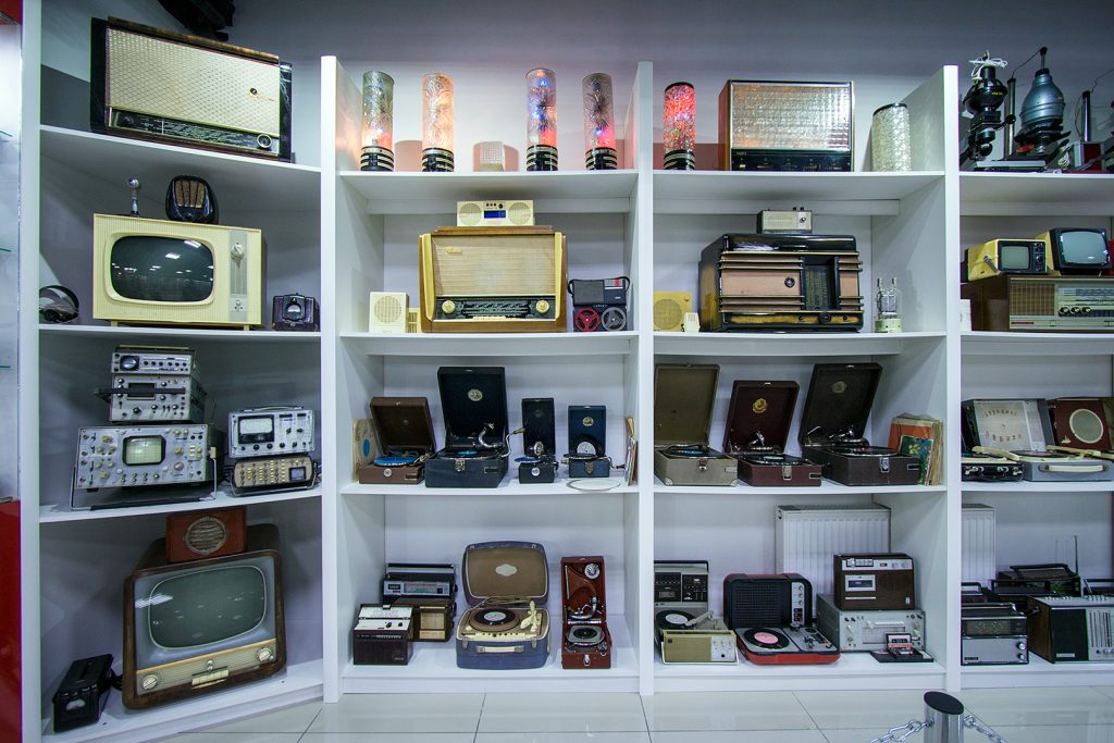 Аппараты для печати фотографий, старые телевизоры, радиоприемники, патифоны, проигрыватели