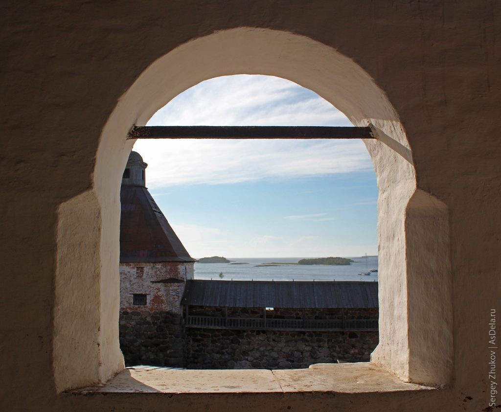 Вид из одного окна Соловецкого монастыря на Белое море.